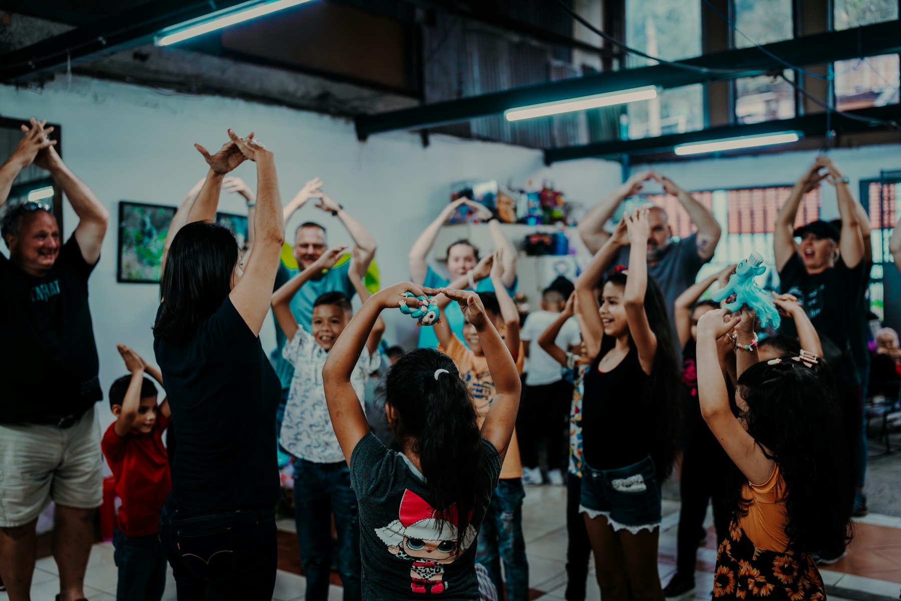 Criança em aula de ballet — primeiros passos na dança
