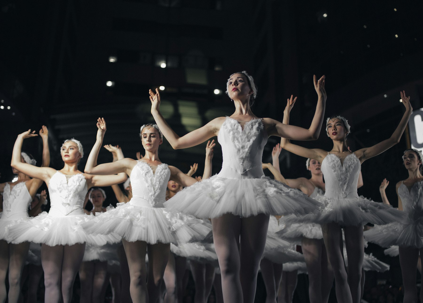 Sala de ballet com barra e piso flutuante