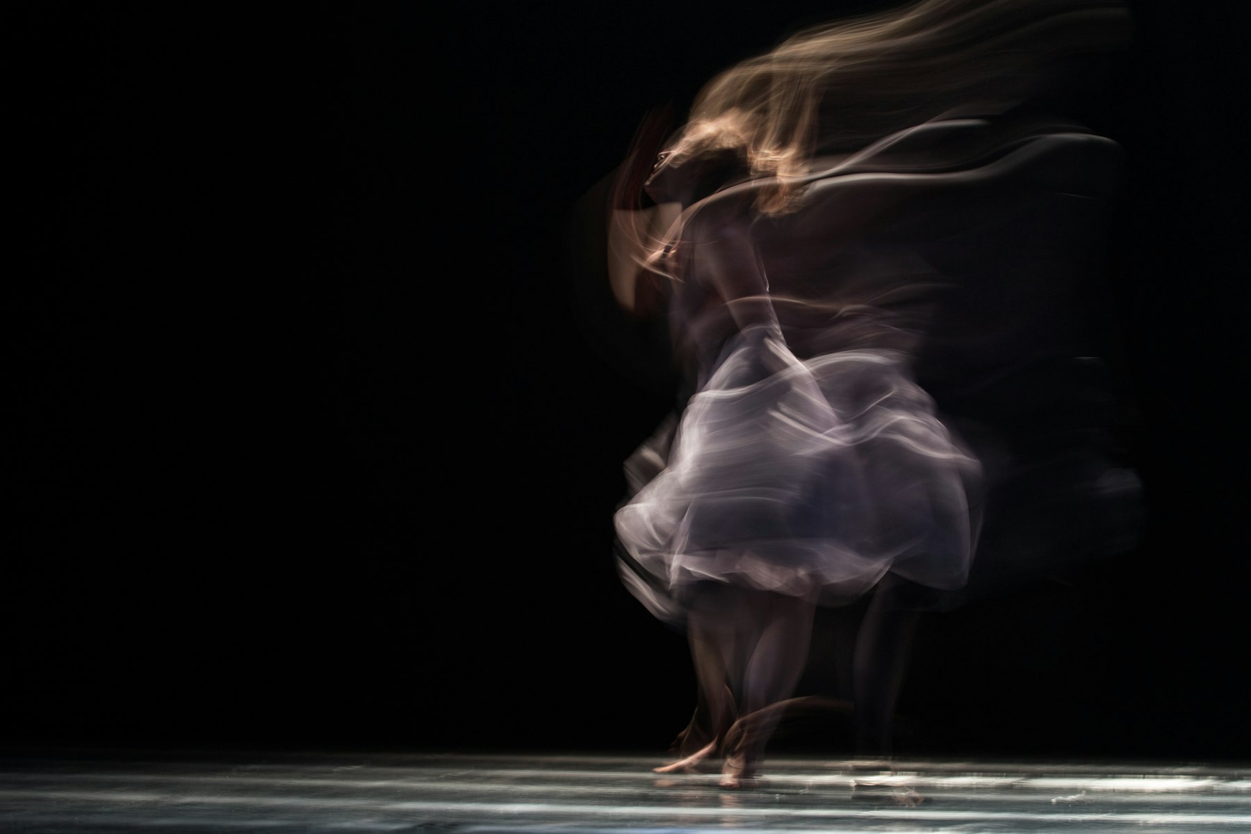 Adolescente em pose de ballet — fase juvenil