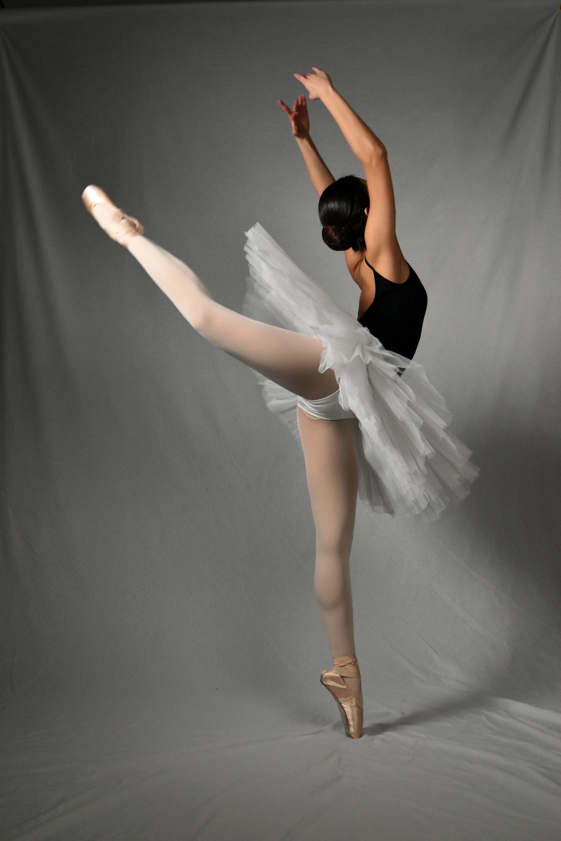 Detalhe técnico de aula de ballet — método RAD